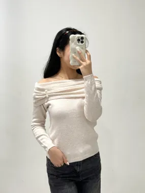 Pullover mit Bardot-Kragen und Perlenbrosche